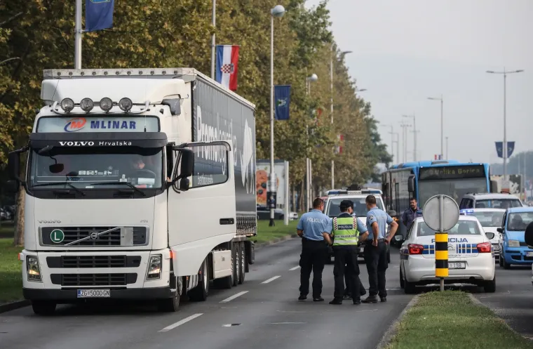Kaos u Novom Zagrebu: Dvije prometne nesreće u samo 15-ak minuta. Autom naletio na policijski
