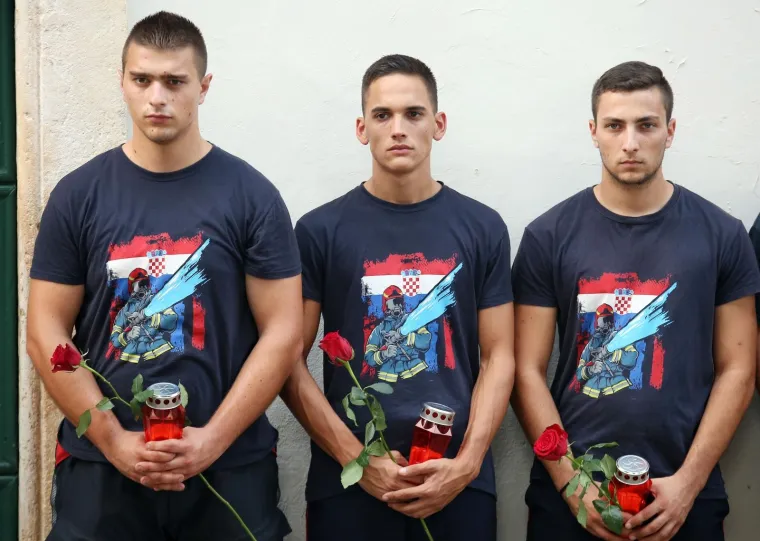 Polaganje vijenaca i mimohod sjećanja: Tisno se prisjetilo 12 vatrogasaca stradalih na Kornatima