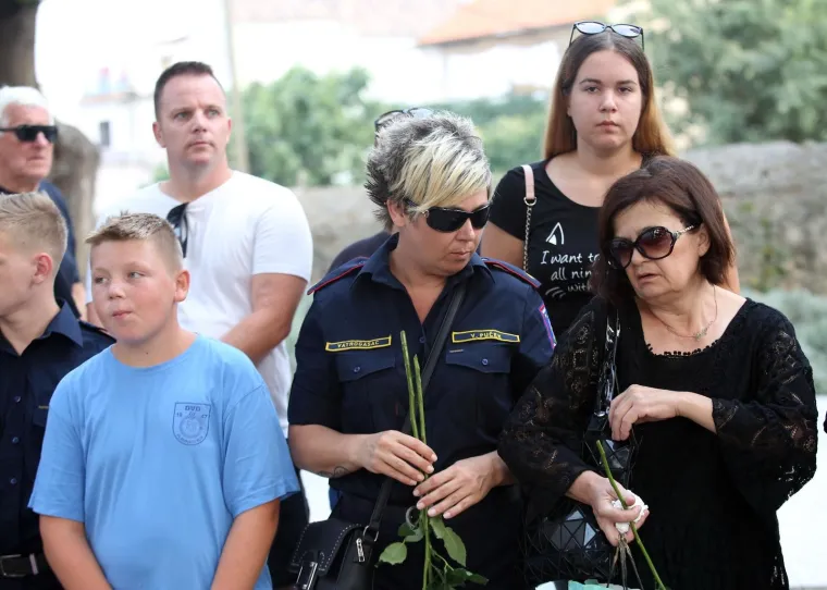 Polaganje vijenaca i mimohod sjećanja: Tisno se prisjetilo 12 vatrogasaca stradalih na Kornatima