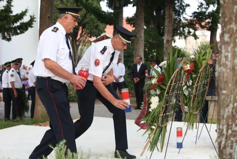 Polaganje vijenaca i mimohod sjećanja: Tisno se prisjetilo 12 vatrogasaca stradalih na Kornatima