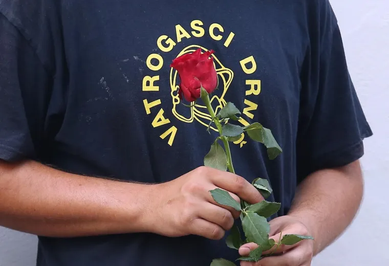 Polaganje vijenaca i mimohod sjećanja: Tisno se prisjetilo 12 vatrogasaca stradalih na Kornatima