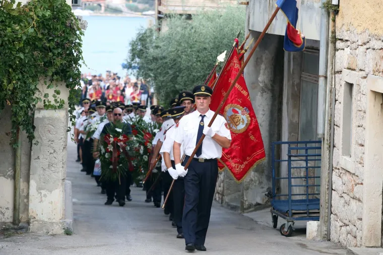Polaganje vijenaca i mimohod sjećanja: Tisno se prisjetilo 12 vatrogasaca stradalih na Kornatima