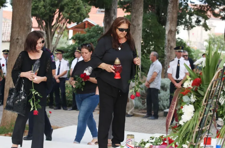 Polaganje vijenaca i mimohod sjećanja: Tisno se prisjetilo 12 vatrogasaca stradalih na Kornatima