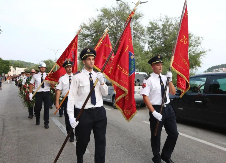 Polaganje vijenaca i mimohod sjećanja: Tisno se prisjetilo 12 vatrogasaca stradalih na Kornatima