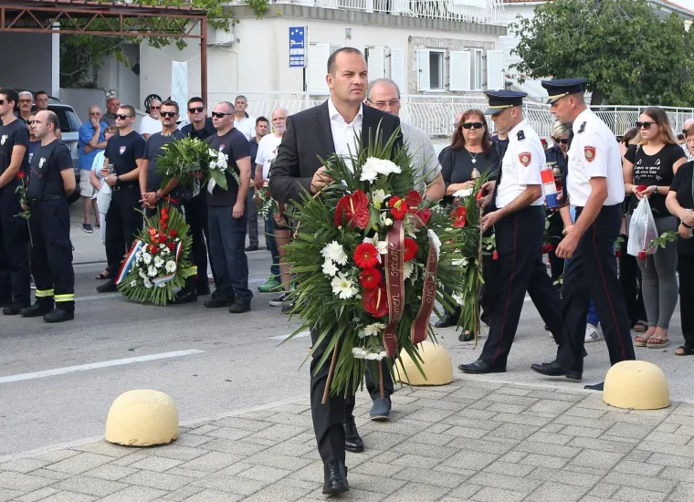Polaganje vijenaca i mimohod sjećanja: Tisno se prisjetilo 12 vatrogasaca stradalih na Kornatima