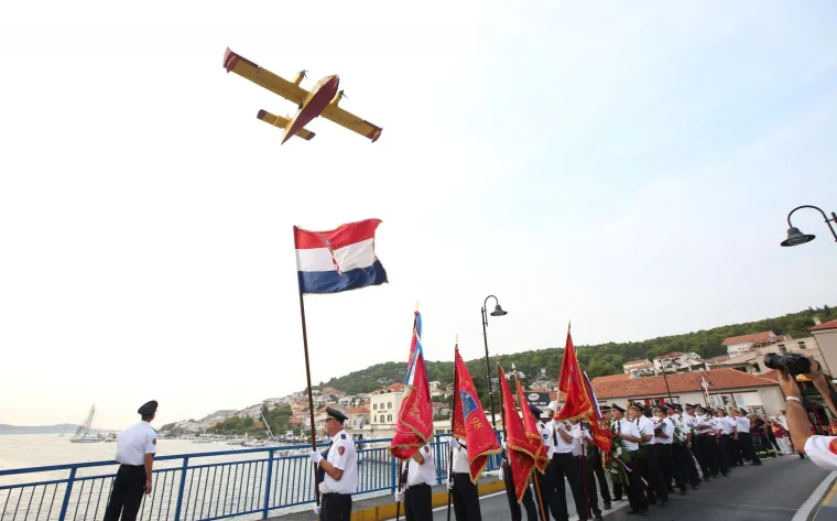 Polaganje vijenaca i mimohod sjećanja: Tisno se prisjetilo 12 vatrogasaca stradalih na Kornatima