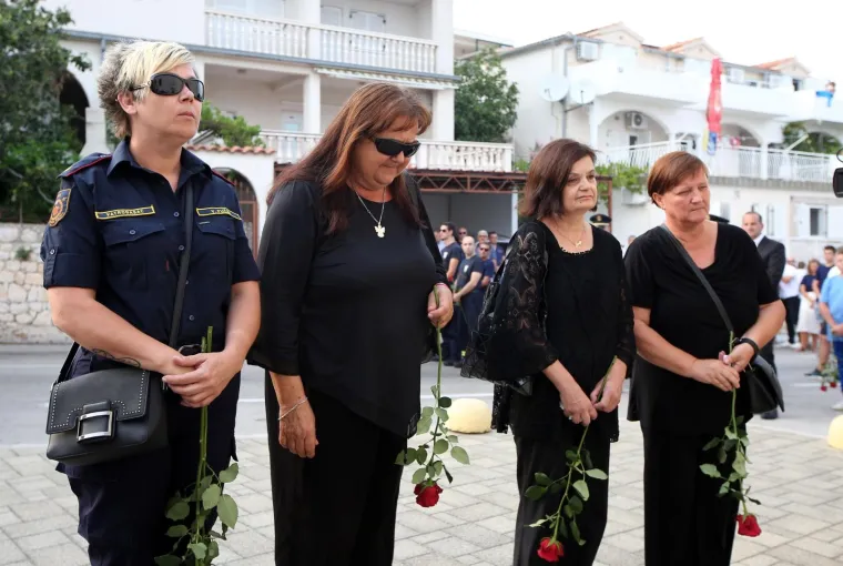 Polaganje vijenaca i mimohod sjećanja: Tisno se prisjetilo 12 vatrogasaca stradalih na Kornatima