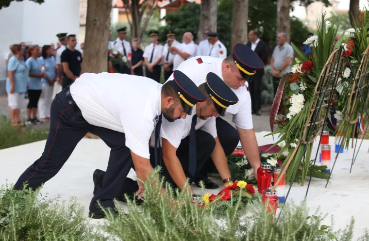 Polaganje vijenaca i mimohod sjećanja: Tisno se prisjetilo 12 vatrogasaca stradalih na Kornatima