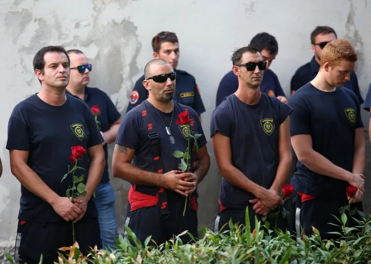 Polaganje vijenaca i mimohod sjećanja: Tisno se prisjetilo 12 vatrogasaca stradalih na Kornatima