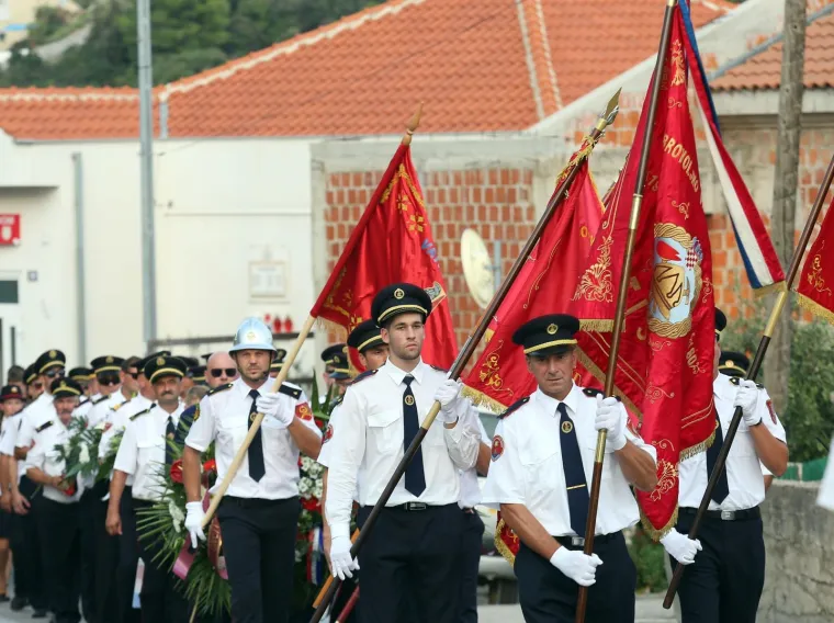 Polaganje vijenaca i mimohod sjećanja: Tisno se prisjetilo 12 vatrogasaca stradalih na Kornatima