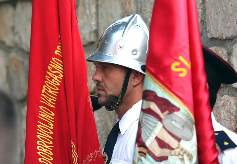 Polaganje vijenaca i mimohod sjećanja: Tisno se prisjetilo 12 vatrogasaca stradalih na Kornatima