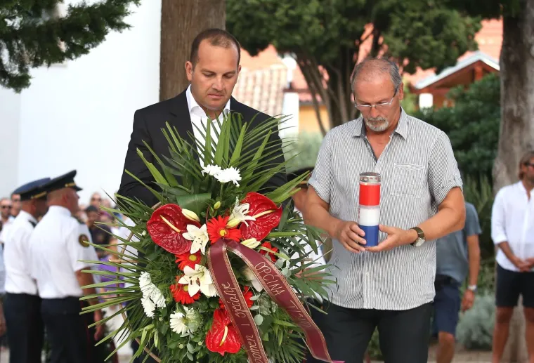 Polaganje vijenaca i mimohod sjećanja: Tisno se prisjetilo 12 vatrogasaca stradalih na Kornatima