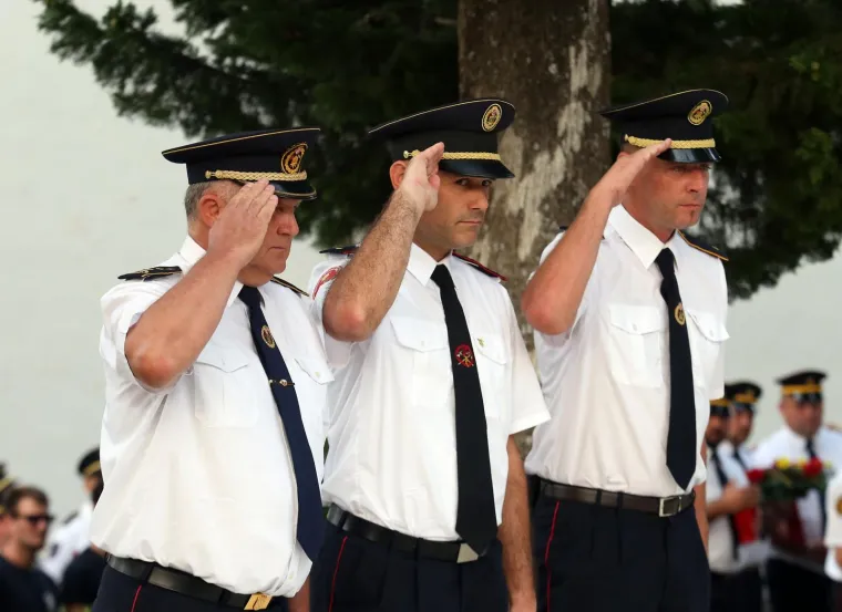 Polaganje vijenaca i mimohod sjećanja: Tisno se prisjetilo 12 vatrogasaca stradalih na Kornatima