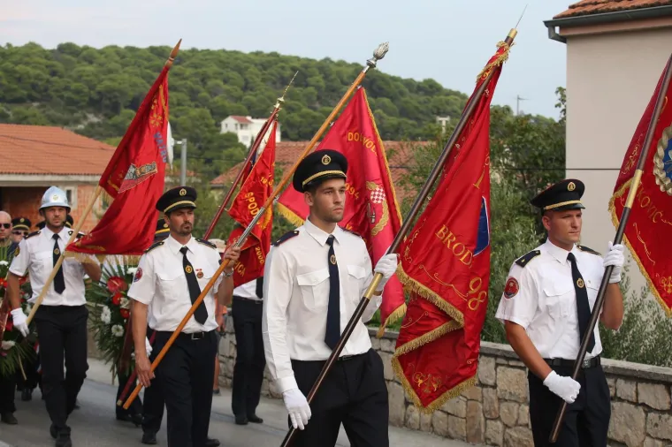 Polaganje vijenaca i mimohod sjećanja: Tisno se prisjetilo 12 vatrogasaca stradalih na Kornatima