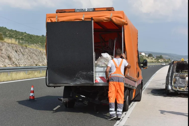 I&scaron;li na intervenciju zbog požara kombija: Na djelatnika HAC-a naletjelo vozilo, prevezen u bolnicu