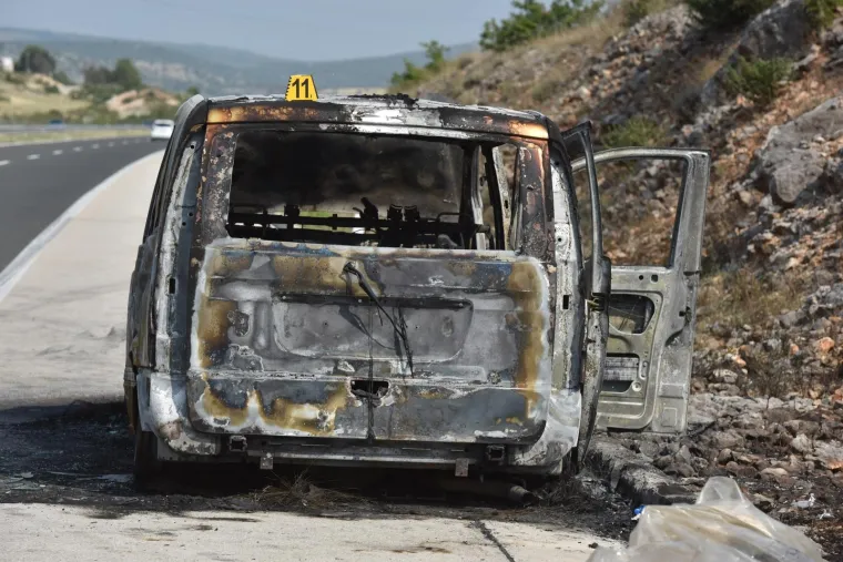 I&scaron;li na intervenciju zbog požara kombija: Na djelatnika HAC-a naletjelo vozilo, prevezen u bolnicu