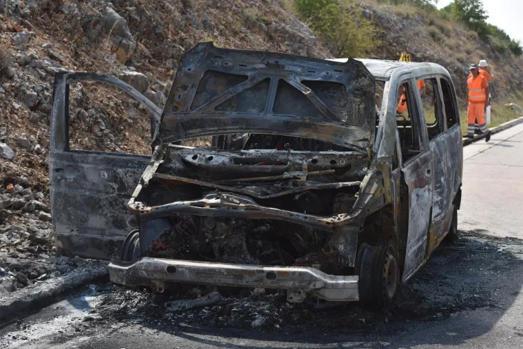I&scaron;li na intervenciju zbog požara kombija: Na djelatnika HAC-a naletjelo vozilo, prevezen u bolnicu