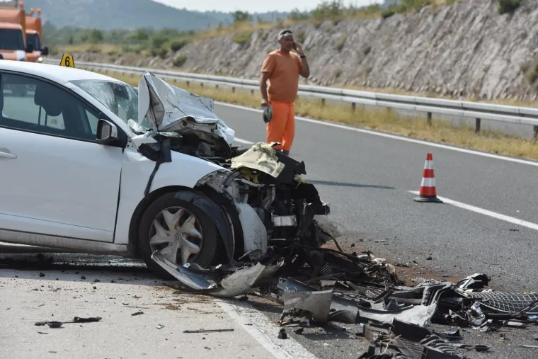 I&scaron;li na intervenciju zbog požara kombija: Na djelatnika HAC-a naletjelo vozilo, prevezen u bolnicu