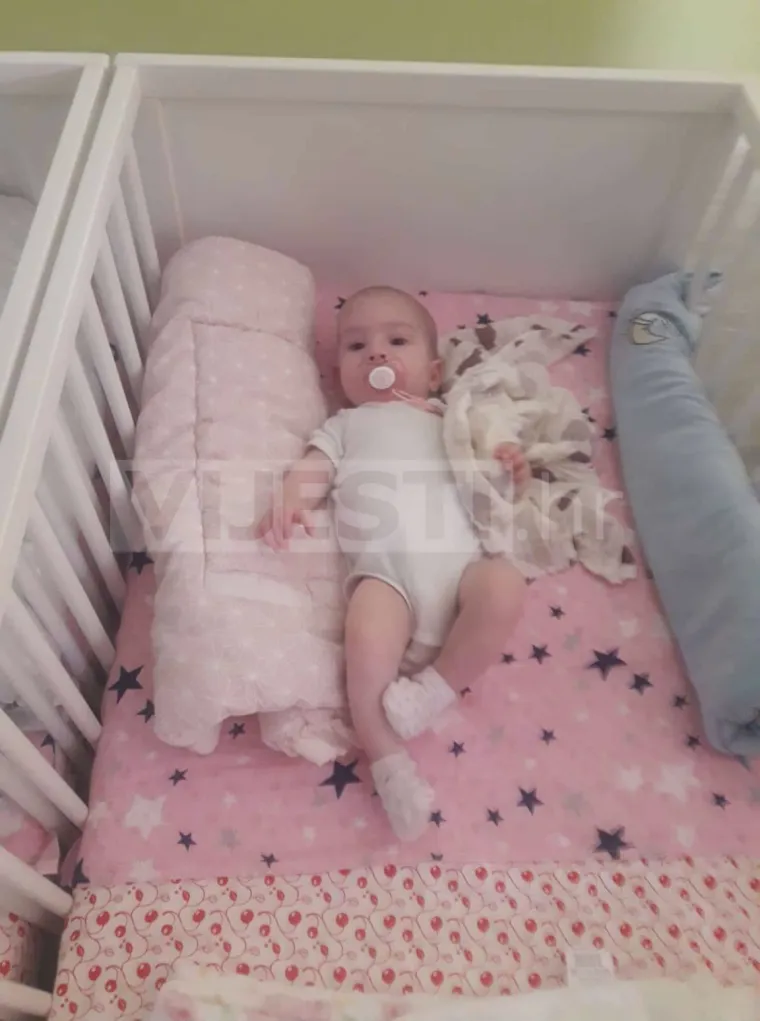 Prizor od kojeg zastaje dah: Valentina i Kristina prvi puta zaspale u svojim krevetićima