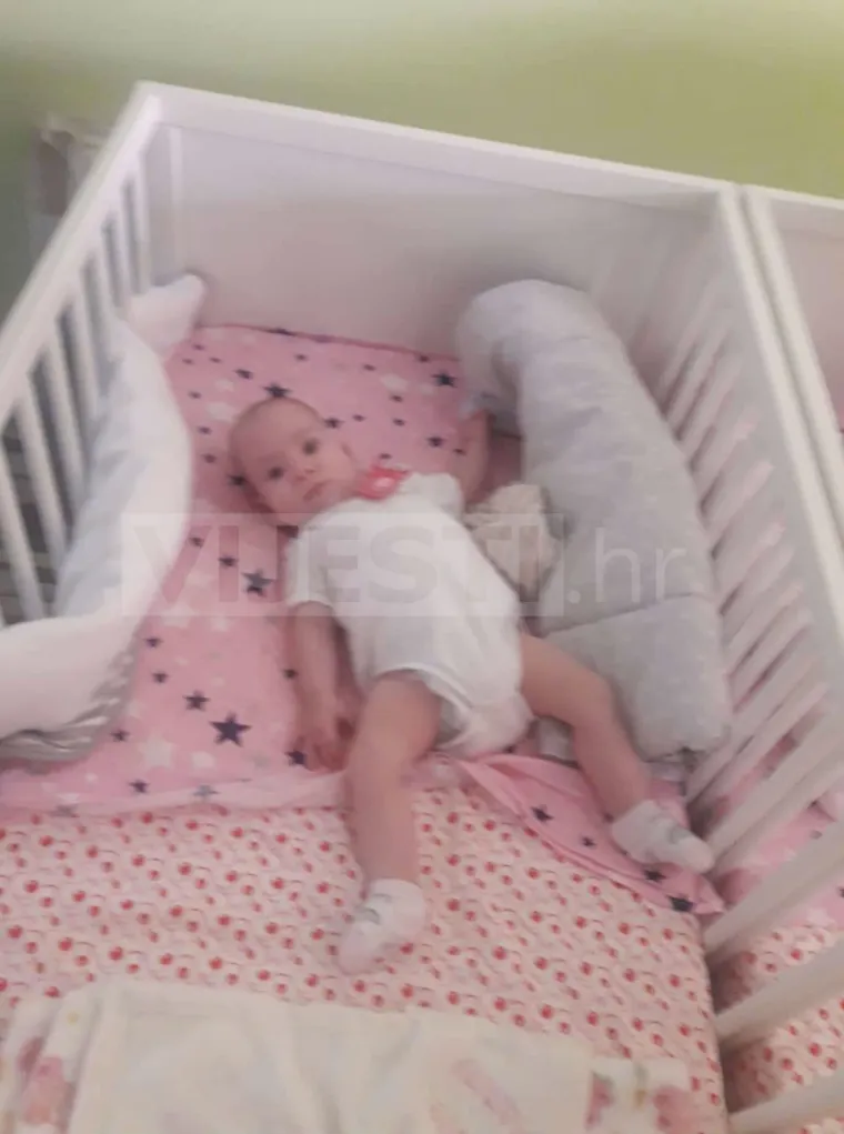 Prizor od kojeg zastaje dah: Valentina i Kristina prvi puta zaspale u svojim krevetićima