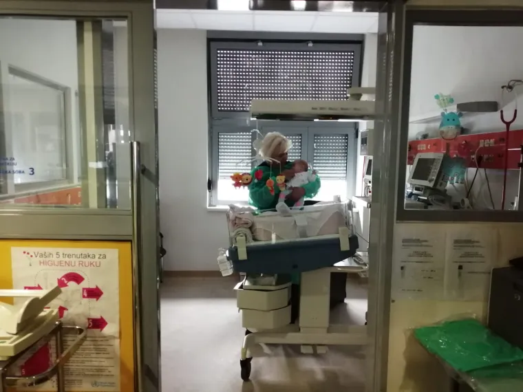 Prizor od kojeg zastaje dah: Valentina i Kristina prvi puta zaspale u svojim krevetićima