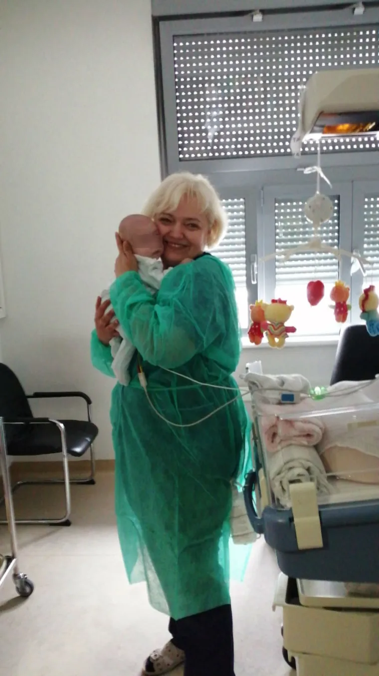 Prizor od kojeg zastaje dah: Valentina i Kristina prvi puta zaspale u svojim krevetićima