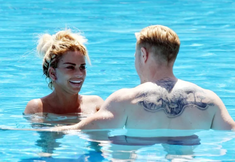 KATIE PRICE ŠOKIRALA IZGLEDOM NA BAZENU: Lice joj drže konci, a u toplesu je pokazala zavoje na grudima