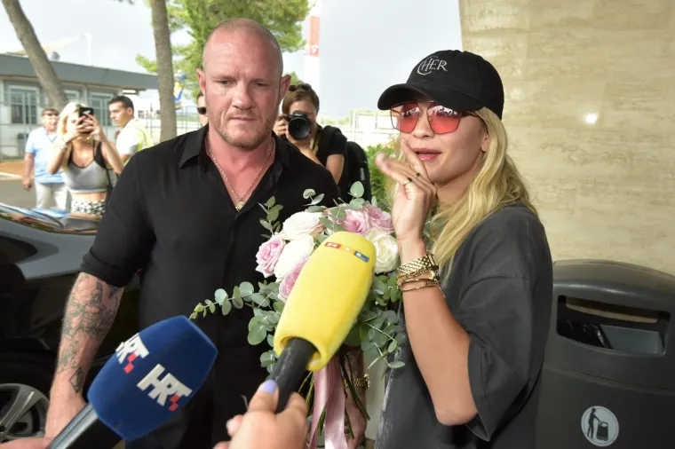 Albanskoj zvijezdi koje će večeras nastupiti u Zadru iz Turističke su zajednice poklonili cvijeće i bocu Maraskina. Rita Ora je poručila kako je sretna &scaron;to je ponovno u Zadru te da je iznimno uzbuđena. Nije imala nikakvih specijalnih zahtjeva osim puno vode, bocu Gina i tekile.