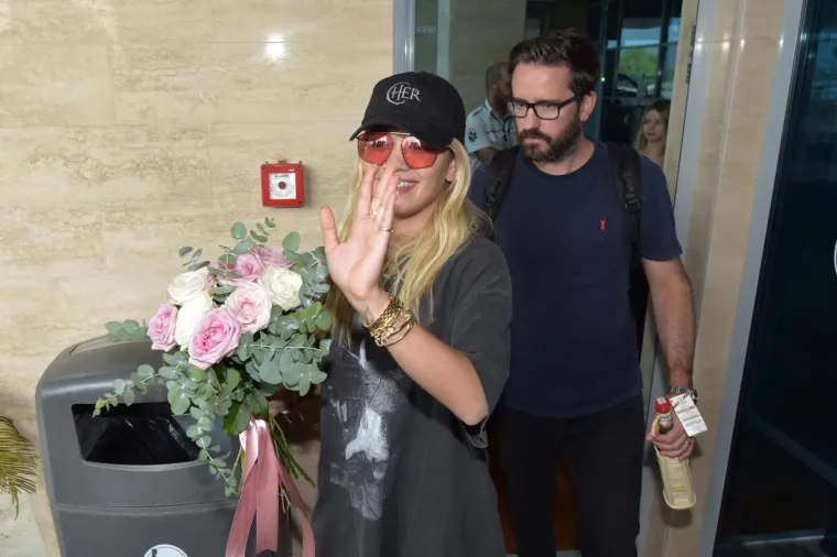Albanskoj zvijezdi koje će večeras nastupiti u Zadru iz Turističke su zajednice poklonili cvijeće i bocu Maraskina. Rita Ora je poručila kako je sretna &scaron;to je ponovno u Zadru te da je iznimno uzbuđena. Nije imala nikakvih specijalnih zahtjeva osim puno vode, bocu Gina i tekile.