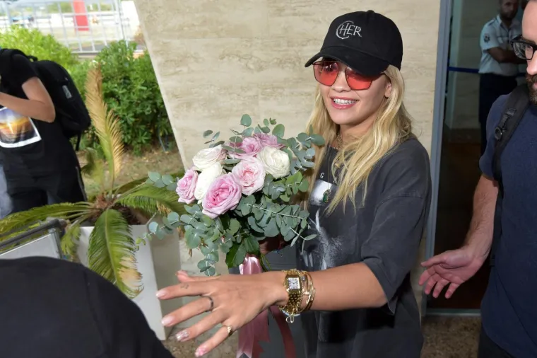 Albanskoj zvijezdi koje će večeras nastupiti u Zadru iz Turističke su zajednice poklonili cvijeće i bocu Maraskina. Rita Ora je poručila kako je sretna &scaron;to je ponovno u Zadru te da je iznimno uzbuđena. Nije imala nikakvih specijalnih zahtjeva osim puno vode, bocu Gina i tekile.