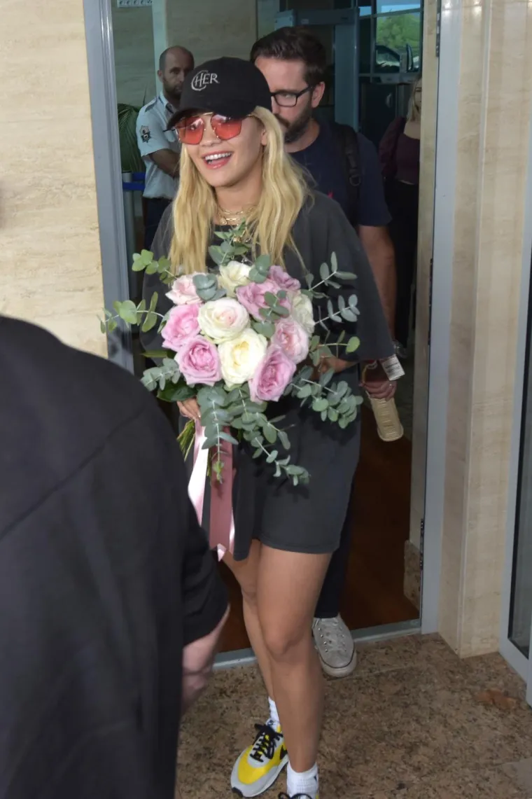 Albanskoj zvijezdi koje će večeras nastupiti u Zadru iz Turističke su zajednice poklonili cvijeće i bocu Maraskina. Rita Ora je poručila kako je sretna &scaron;to je ponovno u Zadru te da je iznimno uzbuđena. Nije imala nikakvih specijalnih zahtjeva osim puno vode, bocu Gina i tekile.
