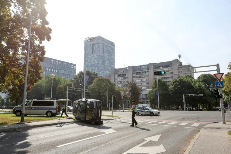 Nesreća u Zagrebu: BMW zavr&scaron;io na boku na nogostupu