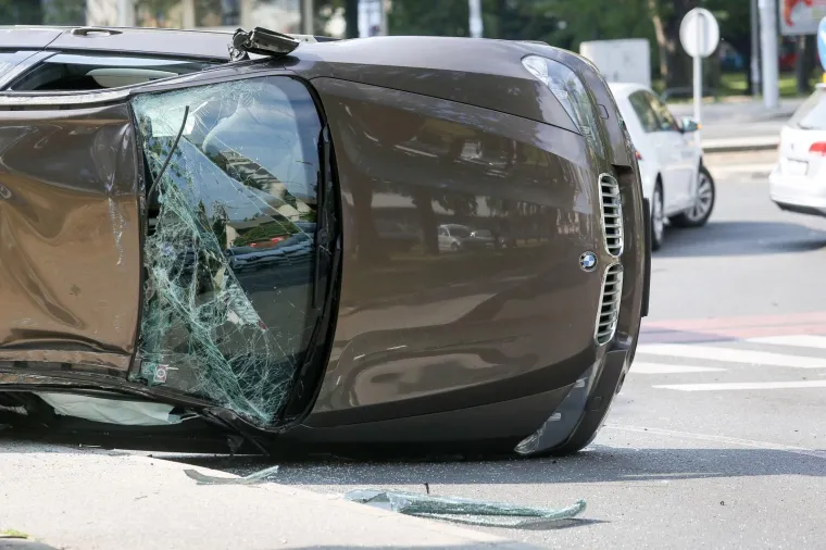 Nesreća u Zagrebu: BMW zavr&scaron;io na boku na nogostupu