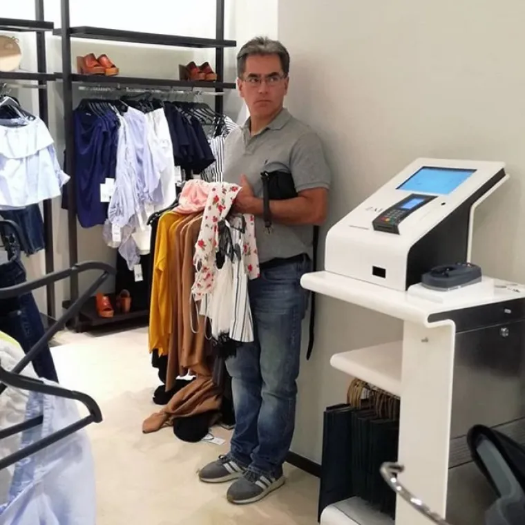 Ovaj Instagram prati patnje muškaraca koji su otišli u šoping sa svojim suprugama