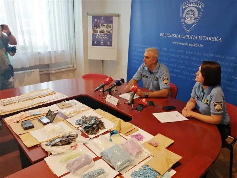 Veće količine raznih vrsta droge otkrila je u Puli istarska policija kod petero državljana Velike Britanije