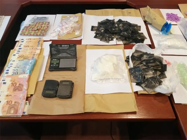 Veće količine raznih vrsta droge otkrila je u Puli istarska policija kod petero državljana Velike Britanije