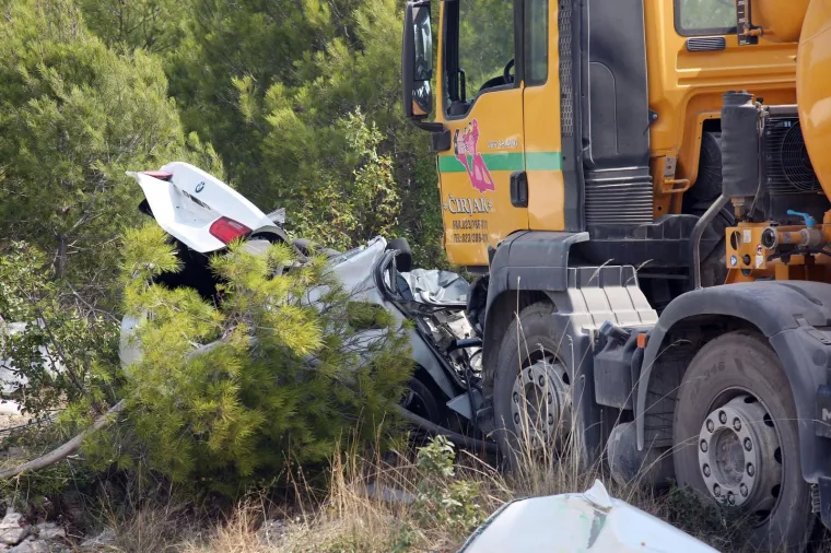 Sudarili se mje&scaron;alica za beton i osobni auto: U te&scaron;koj nesreći jedna osoba poginula, a jedna ozlijeđena