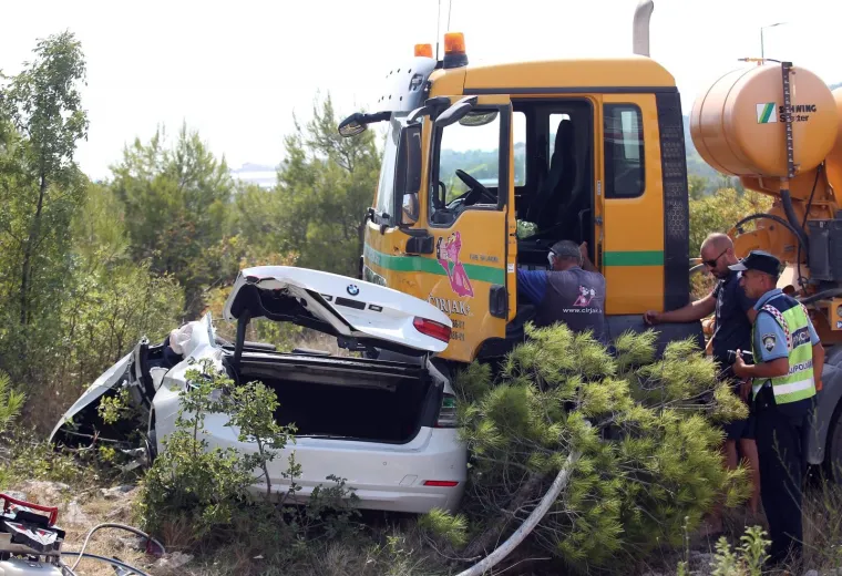 Sudarili se mje&scaron;alica za beton i osobni auto: U te&scaron;koj nesreći jedna osoba poginula, a jedna ozlijeđena