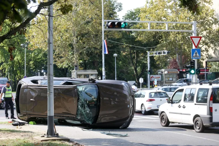 TEŠKA NESREĆA U ZAGREBU: BMW se prevrnuo pa završio na krovu