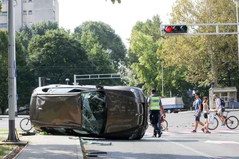TEŠKA NESREĆA U ZAGREBU: BMW se prevrnuo pa završio na krovu