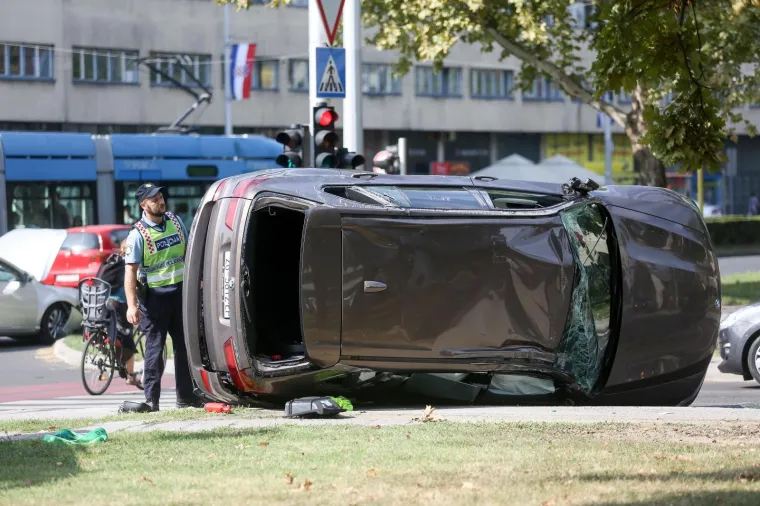 TEŠKA NESREĆA U ZAGREBU: BMW se prevrnuo pa završio na krovu