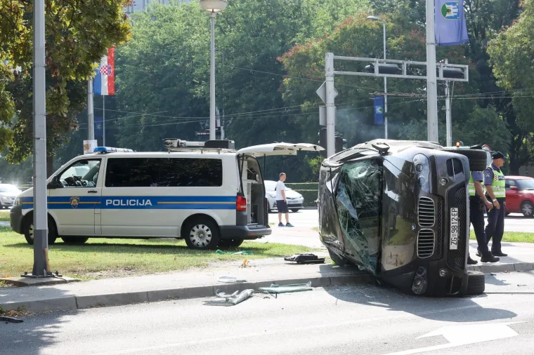 TEŠKA NESREĆA U ZAGREBU: BMW se prevrnuo pa završio na krovu