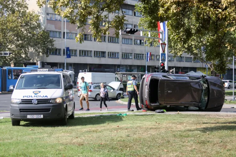 TEŠKA NESREĆA U ZAGREBU: BMW se prevrnuo pa završio na krovu