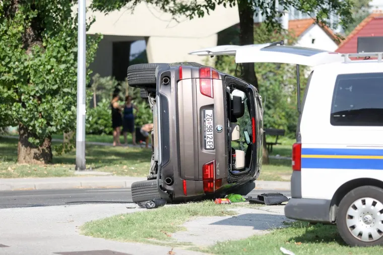 TEŠKA NESREĆA U ZAGREBU: BMW se prevrnuo pa završio na krovu