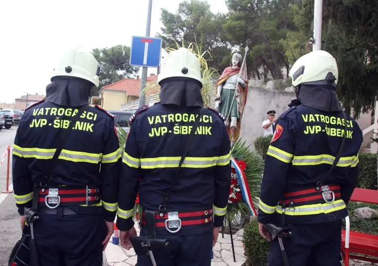 12 GODINA OD TRAGEDIJE NA KORNATIMA: Položeni vijenci i upaljene svijeće ispred vatrogasnog doma u Šibeniku