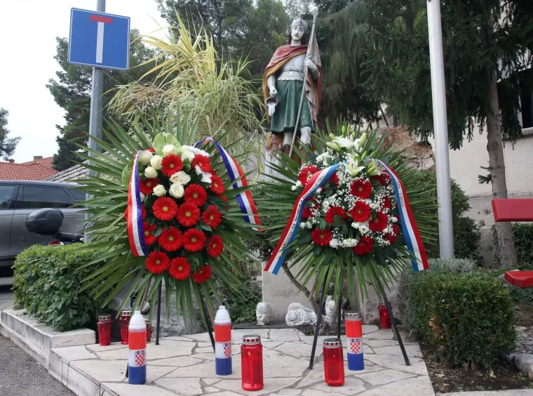 12 GODINA OD TRAGEDIJE NA KORNATIMA: Položeni vijenci i upaljene svijeće ispred vatrogasnog doma u Šibeniku