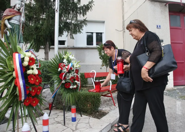 12 GODINA OD TRAGEDIJE NA KORNATIMA: Položeni vijenci i upaljene svijeće ispred vatrogasnog doma u Šibeniku