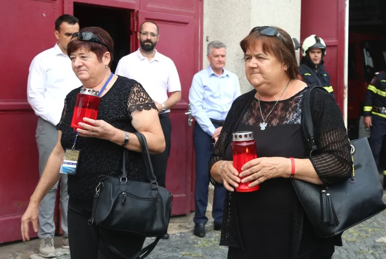 12 GODINA OD TRAGEDIJE NA KORNATIMA: Položeni vijenci i upaljene svijeće ispred vatrogasnog doma u Šibeniku