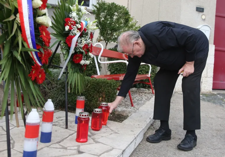 12 GODINA OD TRAGEDIJE NA KORNATIMA: Položeni vijenci i upaljene svijeće ispred vatrogasnog doma u Šibeniku