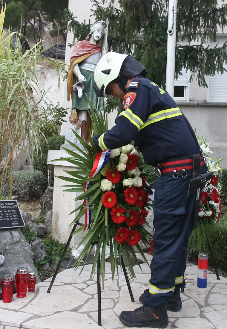 12 GODINA OD TRAGEDIJE NA KORNATIMA: Položeni vijenci i upaljene svijeće ispred vatrogasnog doma u Šibeniku